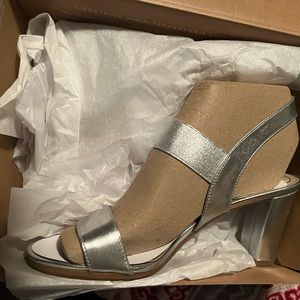 Lifestride size 10 Aloha silver shoes